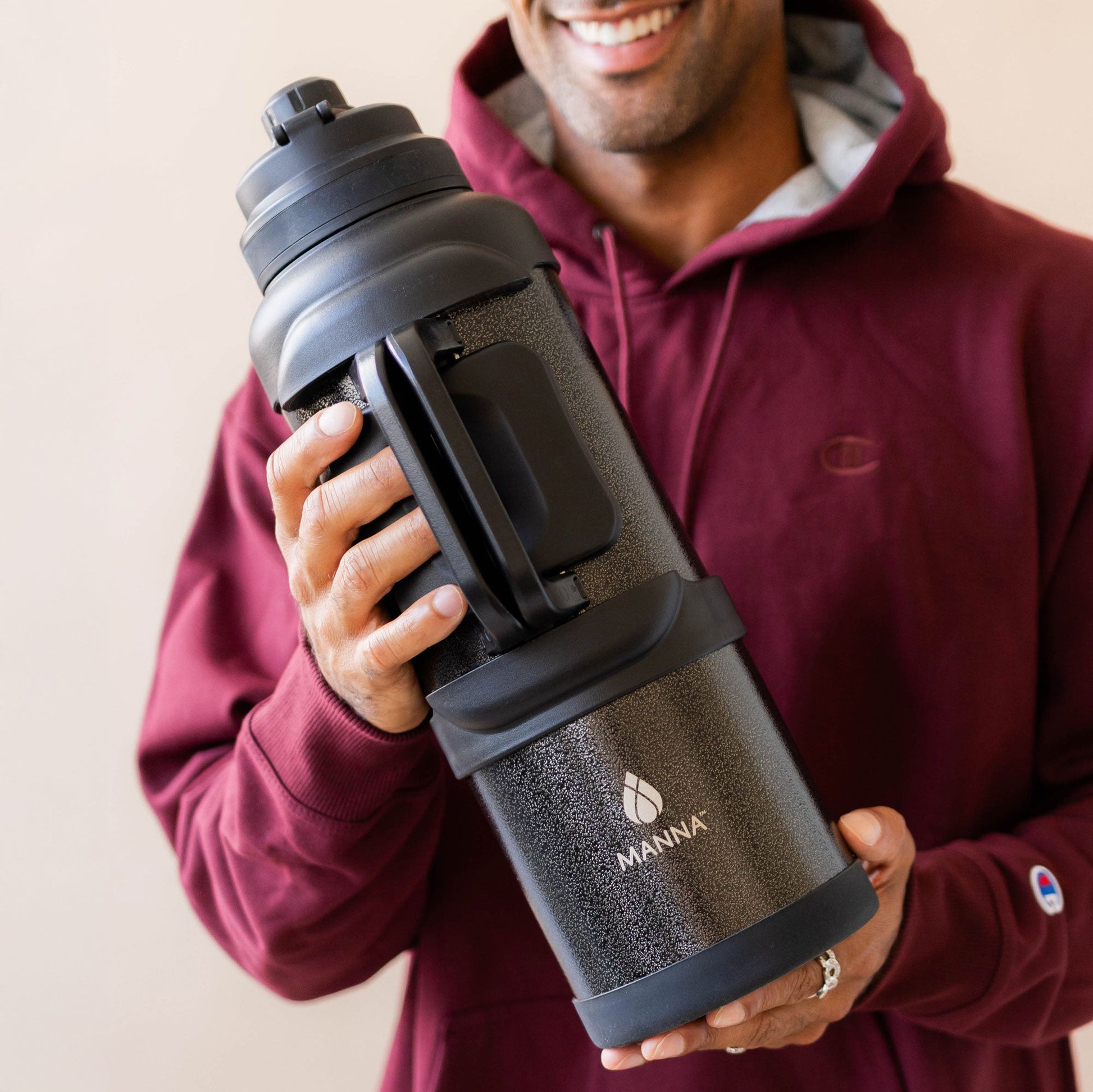 4l-titan-bottle-135-oz-p6 5Manna_Website_Lifestyles-29.jpg